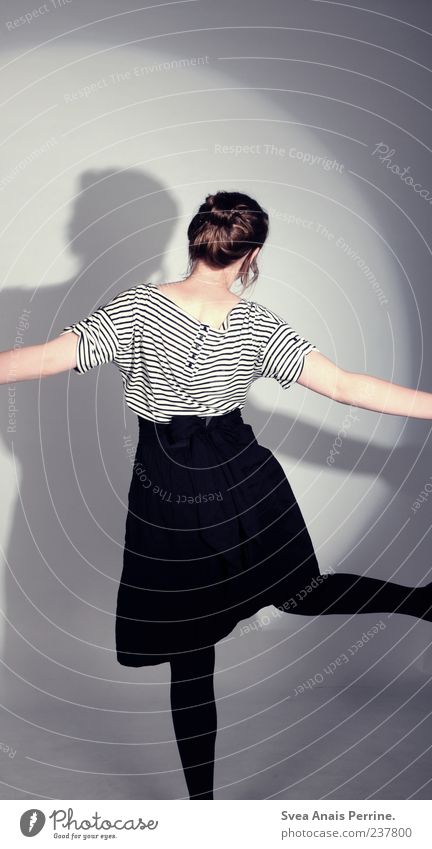 Ohne Hand und Fuß. elegant Stil feminin Junge Frau Jugendliche 1 Mensch 18-30 Jahre Erwachsene Mode T-Shirt Rock Kleid Strumpfhose brünett Dutt trendy