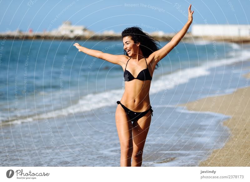 Junge Frau im Bikini an einem tropischen Strand mit offenen Armen. Lifestyle schön Körper Freizeit & Hobby Ferien & Urlaub & Reisen Tourismus Sommer feminin