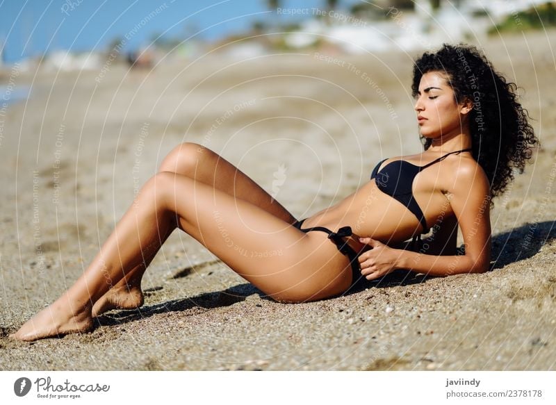 Frau mit schönem Körper im Bikini auf dem Strandsand. Lifestyle Glück Haare & Frisuren Haut Freizeit & Hobby Ferien & Urlaub & Reisen Tourismus Sommer Meer