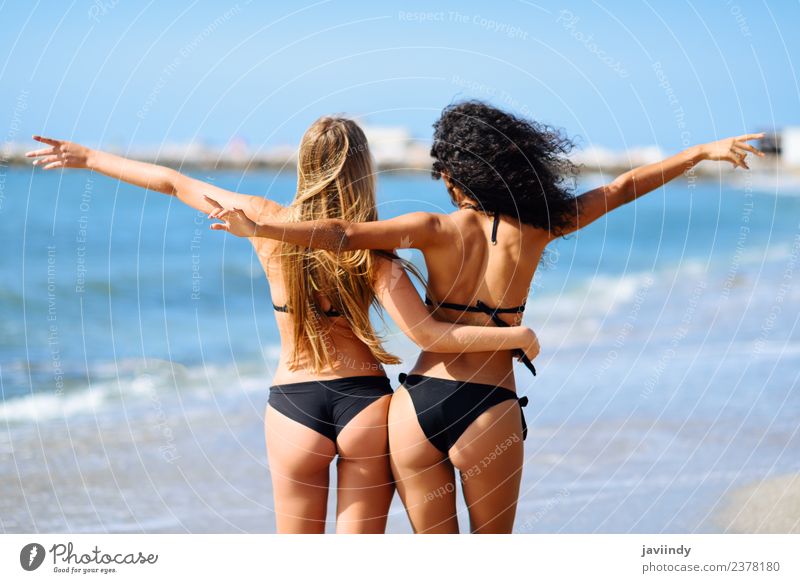 Zwei junge Frauen im Bikini, die Spaß an einem tropischen Strand haben. Lifestyle Freude Glück schön Körper Freizeit & Hobby Ferien & Urlaub & Reisen Tourismus