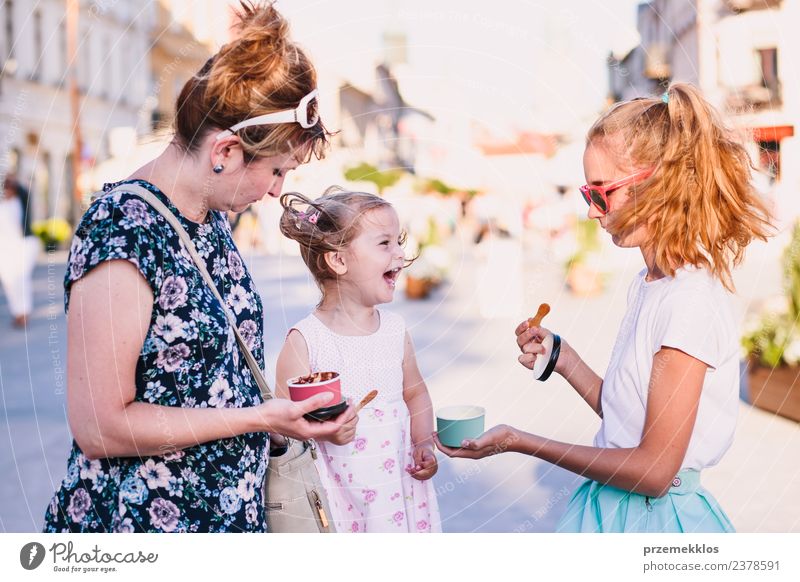 Familie verbringt Zeit miteinander in der Innenstadt Dessert Speiseeis Essen Lifestyle Freude Glück schön Freizeit & Hobby Ferien & Urlaub & Reisen Sommer