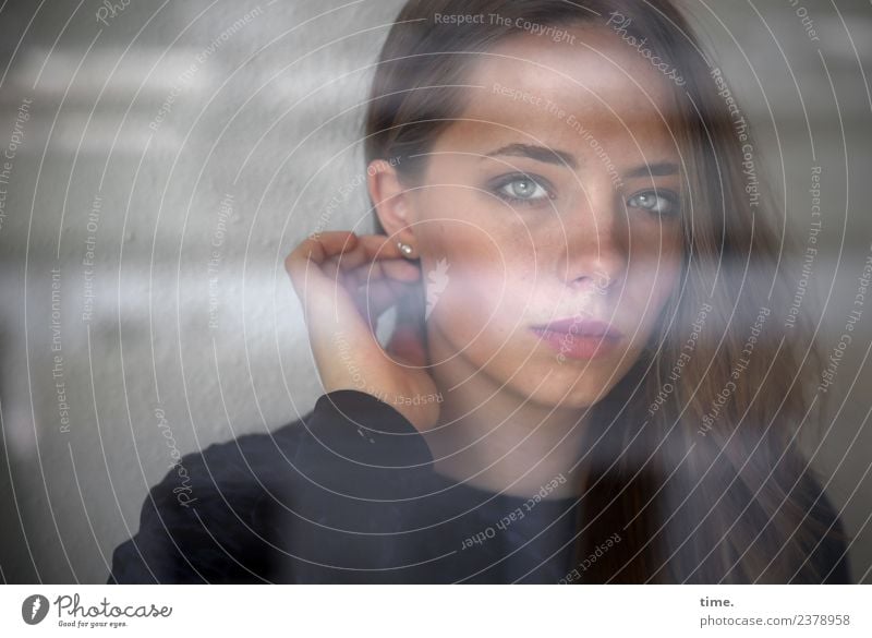 junge Frau am Fenster Raum feminin Junge Frau Jugendliche 1 Mensch Pullover blond langhaarig beobachten Denken Blick warten dunkel schön selbstbewußt Coolness