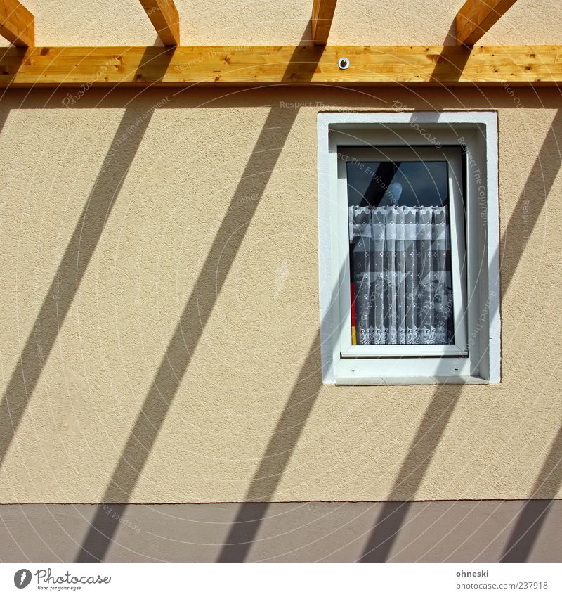 Schattenwurf Sonnenlicht Schönes Wetter Haus Gebäude Mauer Wand Fassade Fenster Dach Balken Dachgebälk Holz hell Gardine Zimmerer Farbfoto Außenaufnahme