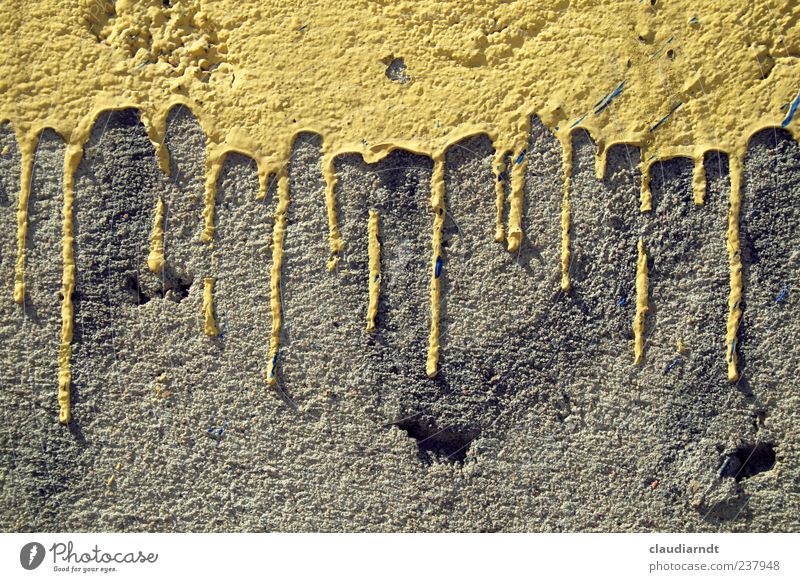 Farbverlauf Mauer Wand streichen gelb Farbstoff malen gestrichen Anstrich tropfend klecksen Betonwand Flüssigkeit Farbfoto Außenaufnahme Detailaufnahme