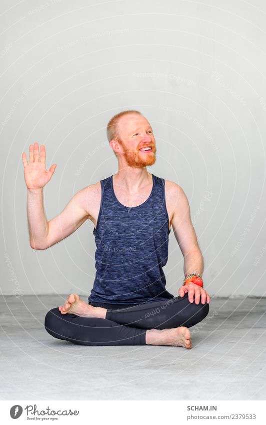 Fröhliche Yogalehrerin sagt: "Hallo! Lifestyle Erholung Sport Mann Erwachsene sitzen einzigartig Identität Yin Yang Yoga Ausbildung Nur für Erwachsene
