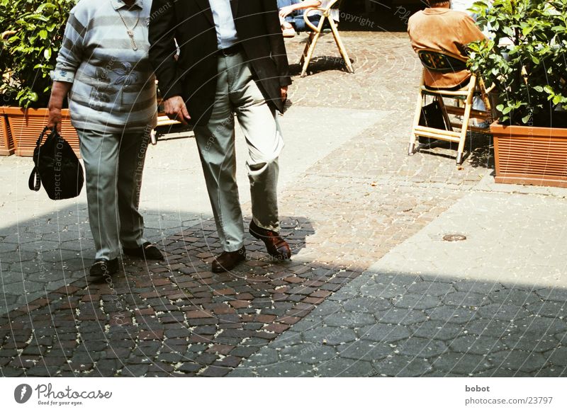 Oppa und Omma gehen Spaziergang Senior Menschengruppe Kopfsteinpflaster Scheufenster Paar