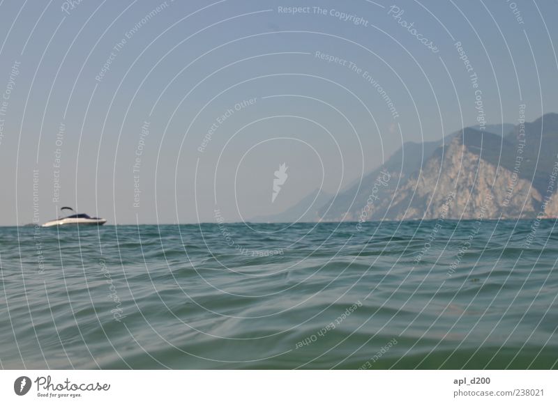 See mit Boot Schwimmen & Baden Freizeit & Hobby Ferien & Urlaub & Reisen Sommer Sommerurlaub Umwelt Wasser Himmel Gardasee sportlich blau stagnierend Italien