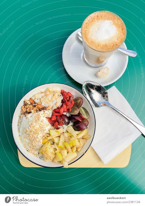 Breakfast Bowl und Latte Macchiato Frucht Ernährung Frühstück Getränk Heißgetränk Kaffee Lifestyle Gesunde Ernährung Gesundheit breakfast bowl Café Müsli