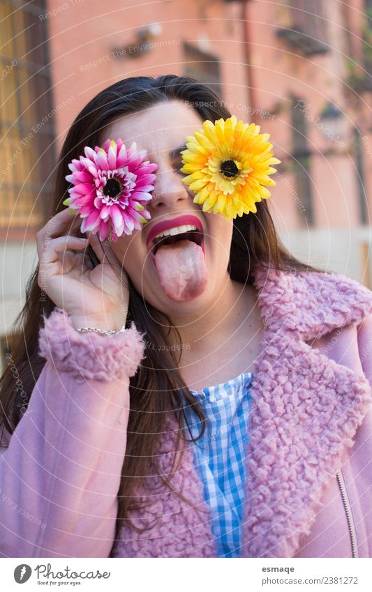 Verrückte Frau genießt den Frühling Freude schön Gesundheitswesen Abenteuer feminin Junge Frau Jugendliche Gesicht Blume Stadt lachen Coolness Freundlichkeit