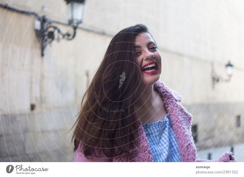 Porträt einer jungen Frau, die auf der Straße lächelt. Lifestyle Freude schön Junge Frau Jugendliche Dorf Stadt Lächeln lachen authentisch Freundlichkeit