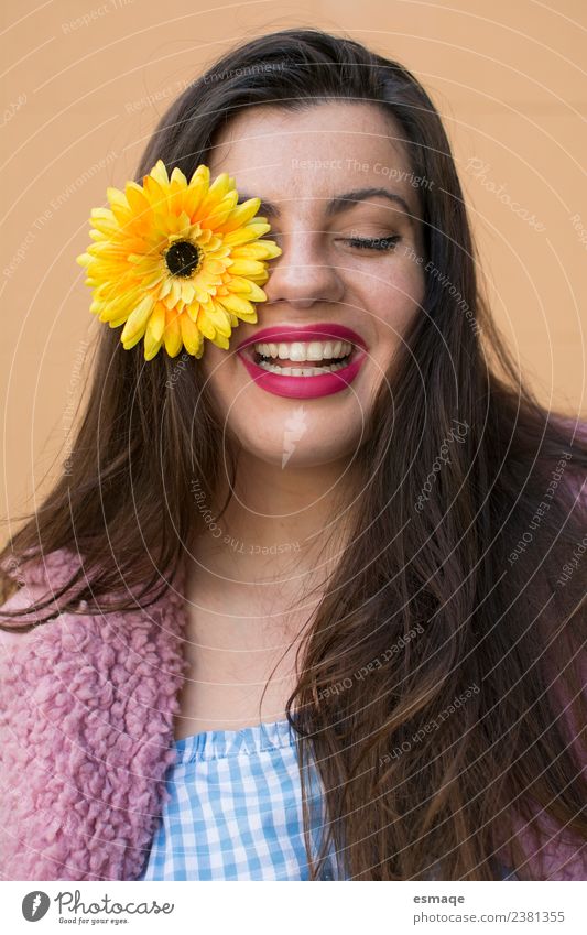 Porträt einer jungen Frau, die mit einer Blume im Auge lächelt. Lifestyle Freude schön Gesicht Gesundheit Wellness Leben feminin Junge Frau Jugendliche Mode