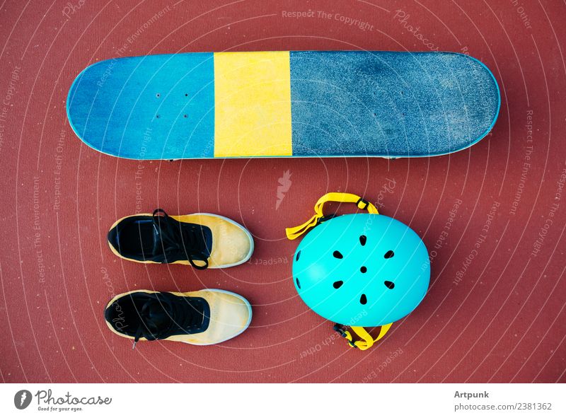 Ein Skateboard, ein Paar Schuhe und ein Helm. Schutzhelm Skateboarding Schlittschuhlaufen extrem Sport Außenaufnahme Sicherheit Farbe mehrfarbig Abenteuer