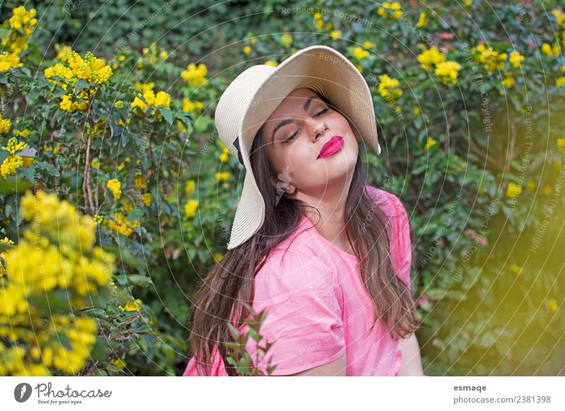 Junge Frau mit Hut im Frühjahr Lifestyle Freude Gesundheit Behandlung Allergie Wellness Leben Meditation Erwachsene Natur Blume Feste & Feiern Lächeln Duft