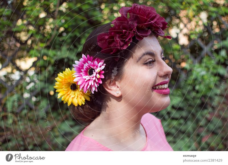 Porträt einer jungen Frau mit Blume im Haar Lifestyle Freude schön Mensch feminin Junge Frau Jugendliche 1 Mode Accessoire Lächeln lachen Freundlichkeit