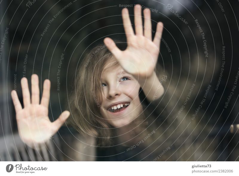 Heute ist Kindertag! | Porträt eines lachenden Jungen am Fenster Kindheit Hand 1 Mensch 8-13 Jahre langhaarig Locken Lächeln authentisch frech Fröhlichkeit