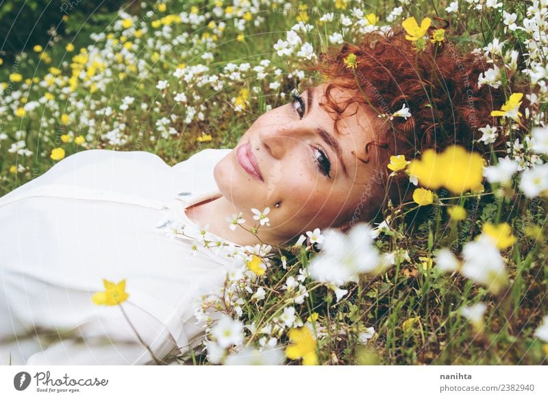 Junge Frau, die sich auf einem Blumenfeld ausruht. Lifestyle Stil Freude Wellness Wohlgefühl Sinnesorgane Erholung Mensch feminin Jugendliche Erwachsene 1