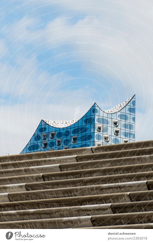 Hamburger Treppe Architektur Fassade Sehenswürdigkeit Wahrzeichen Elbphilharmonie modern blau grau weiß einzigartig elegant Gedeckte Farben Menschenleer