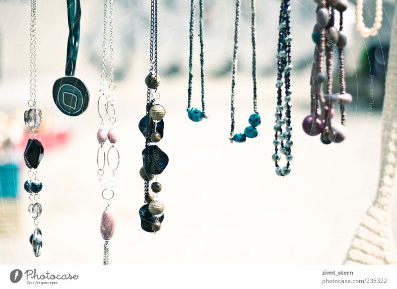 Schmuckes Abhängen Accessoire Halskette Perle Silber Sammlung glänzend leuchten elegant reich schön viele blau rosa weiß Ordnungsliebe Farbe Dekadenz Kunst