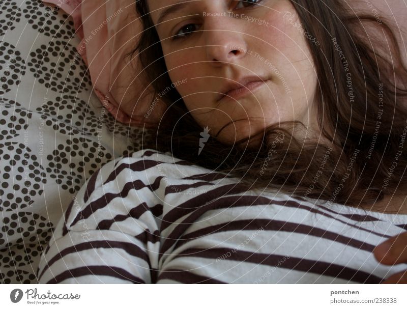 Frau liegt schlecht gelaunt im Bett. Traurig, depressiv feminin Junge Frau Jugendliche Erwachsene Haare & Frisuren Gesicht Mund 1 Mensch 18-30 Jahre Erholung