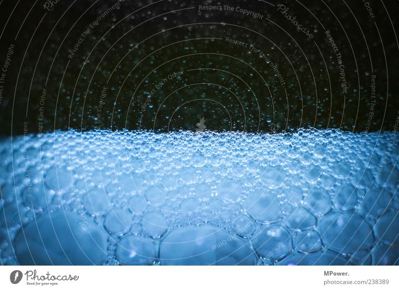 Bubbles III Wasser außergewöhnlich nass rund blau Flüssigkeit Blase viele klein Getränk Glas Farbfoto Innenaufnahme Detailaufnahme Menschenleer