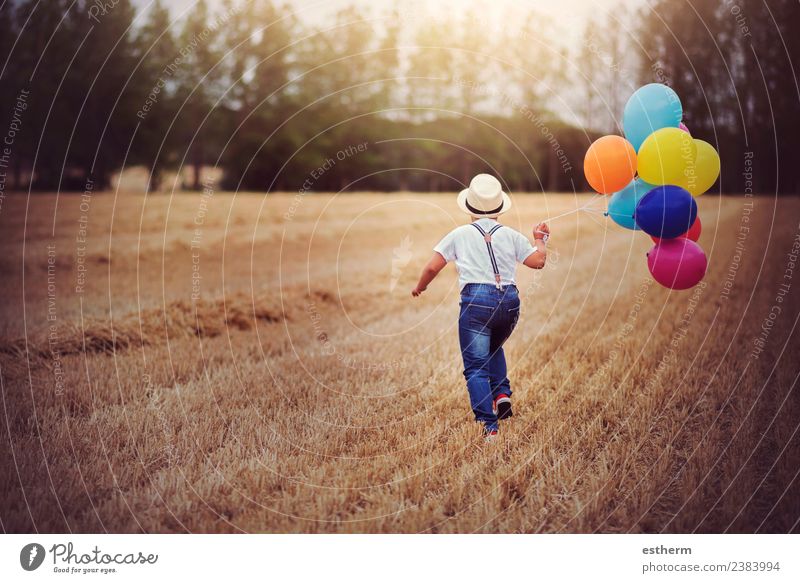 Junge rennt mit Luftballons über das Feld. Lifestyle Freude Ferien & Urlaub & Reisen Ausflug Abenteuer Freiheit Entertainment Party Feste & Feiern Geburtstag