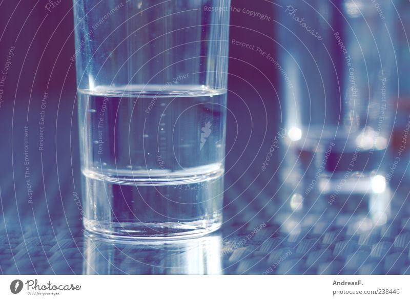 Wasser Lebensmittel Getränk Erfrischungsgetränk Trinkwasser Glas Küche blau Mineralwasser Wasserglas Tisch Farbfoto Gedeckte Farben Außenaufnahme Nahaufnahme