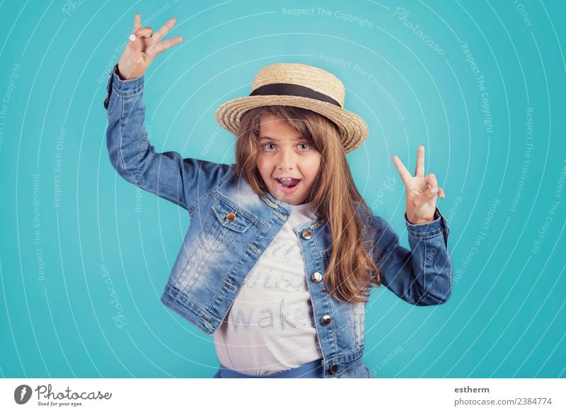 Porträt eines glücklichen Mädchens mit Hut auf blauem Hintergrund Lifestyle Stil Freude Ferien & Urlaub & Reisen Tourismus Ausflug Abenteuer Freiheit