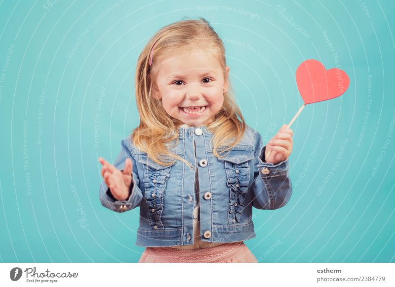 lächelndes Baby mit einem Herzen auf blauem Hintergrund Lifestyle Freude Feste & Feiern Valentinstag Muttertag Mensch feminin Mädchen Kindheit 1 3-8 Jahre