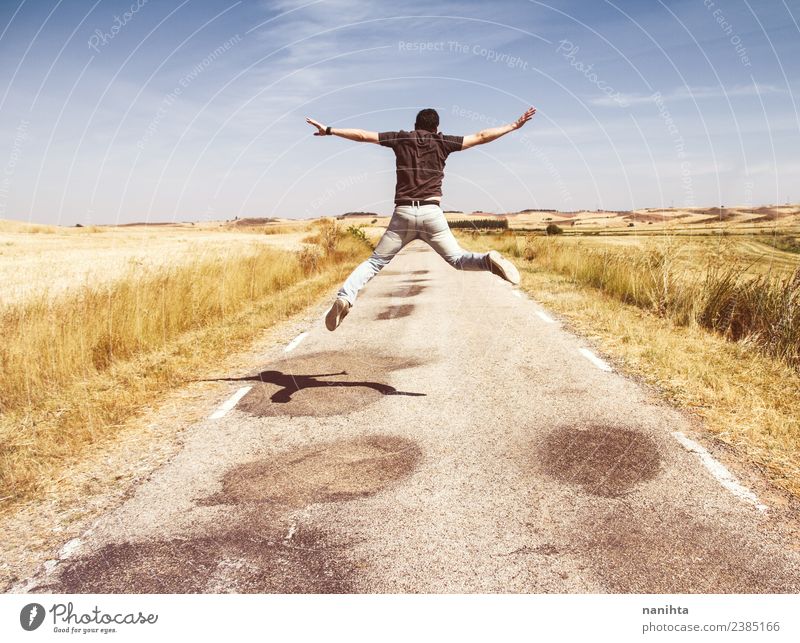 Junger Mann springt an einem Sommertag. Lifestyle Design Freude Glück Wellness Leben Mensch maskulin Jugendliche Erwachsene 1 18-30 Jahre Umwelt Natur