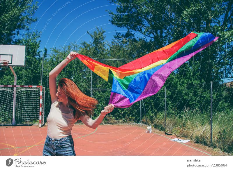 Junge Frau mit einer Regenbogenfahne Lifestyle Stil Design Schulhof Schüler Mensch feminin Homosexualität Junger Mann Jugendliche 1 18-30 Jahre Erwachsene