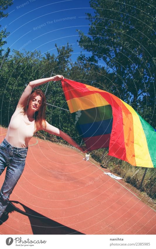 Junge Frau mit Regenbogenfahne Lifestyle Stil Design Mensch feminin Homosexualität Jugendliche 1 18-30 Jahre Erwachsene Kultur Jugendkultur Jeanshose