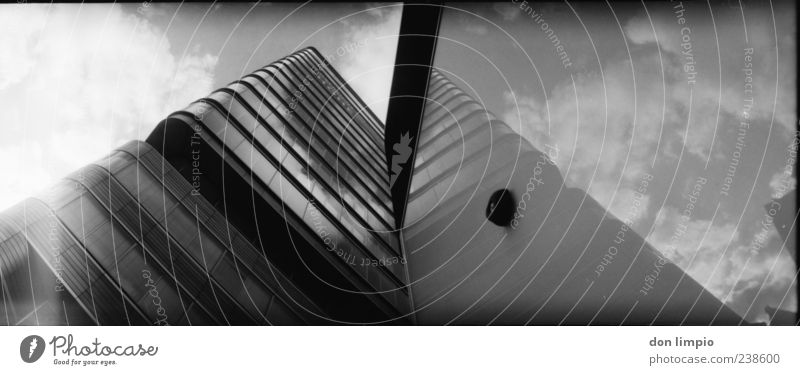 astra turm Wolken Hochhaus Gebäude Fassade eckig gigantisch groß hoch modern schwarz weiß Perspektive analog Schwarzweißfoto Außenaufnahme Lomografie