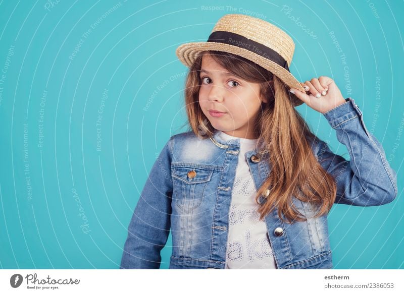 Porträt eines glücklichen Mädchens mit Hut auf blauem Hintergrund Lifestyle Stil Freude Ferien & Urlaub & Reisen Tourismus Ausflug Abenteuer Mensch feminin