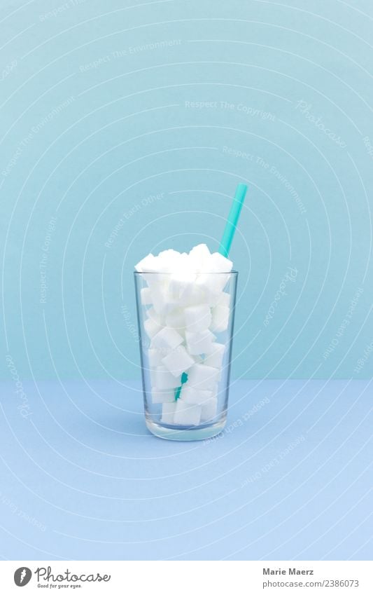 Zucker in Getränken - Glas voll mit Würfelzucker Limonade Trinkhalm trinken gigantisch süß blau weiß Laster Durst Völlerei Genusssucht genießen Gesundheit
