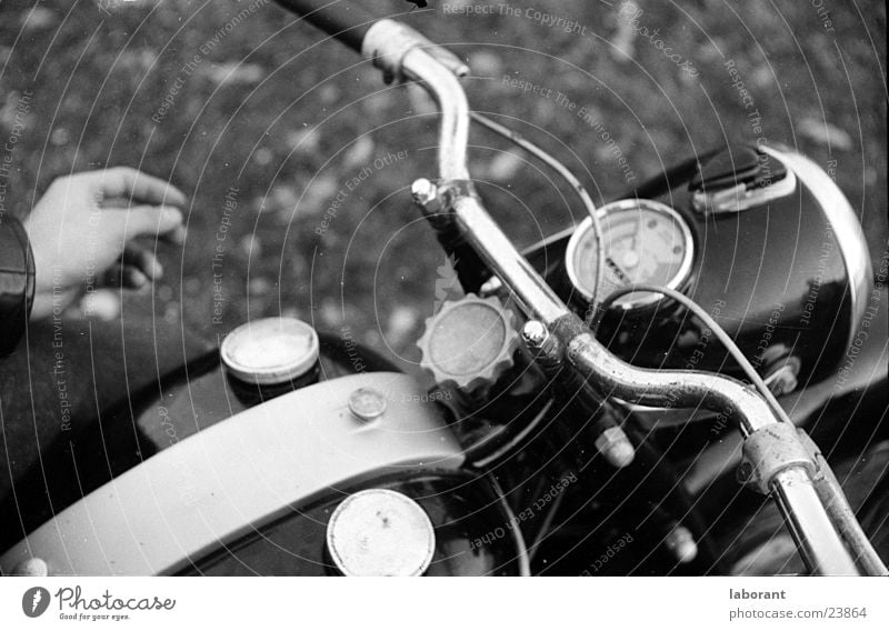 adler Motorrad Sechziger Jahre Kleinmotorrad Tachometer Hand altmodisch Chrom Lampe Griff Verkehr Fahrradlenker Schwarzweißfoto Tank Bremse