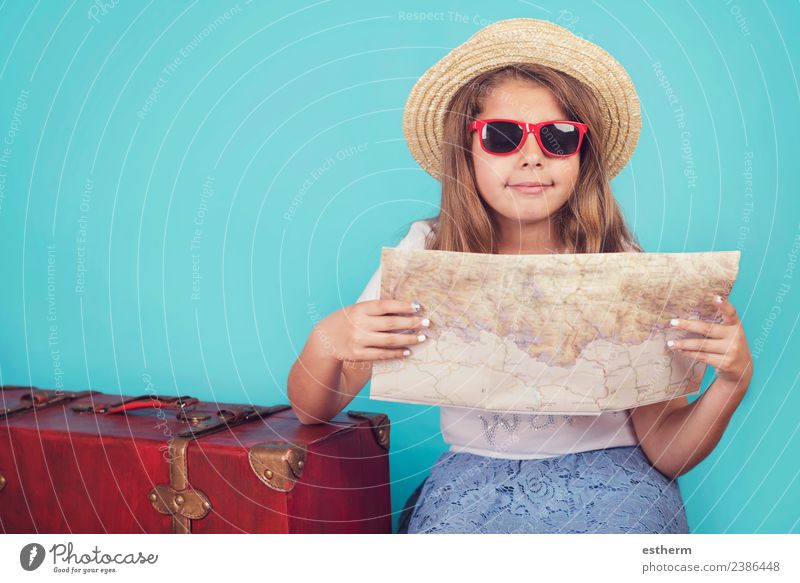 kleines Mädchen mit Koffer und Karte auf blauem Hintergrund Lifestyle Freude Ferien & Urlaub & Reisen Tourismus Ausflug Abenteuer Freiheit Sommerurlaub Mensch