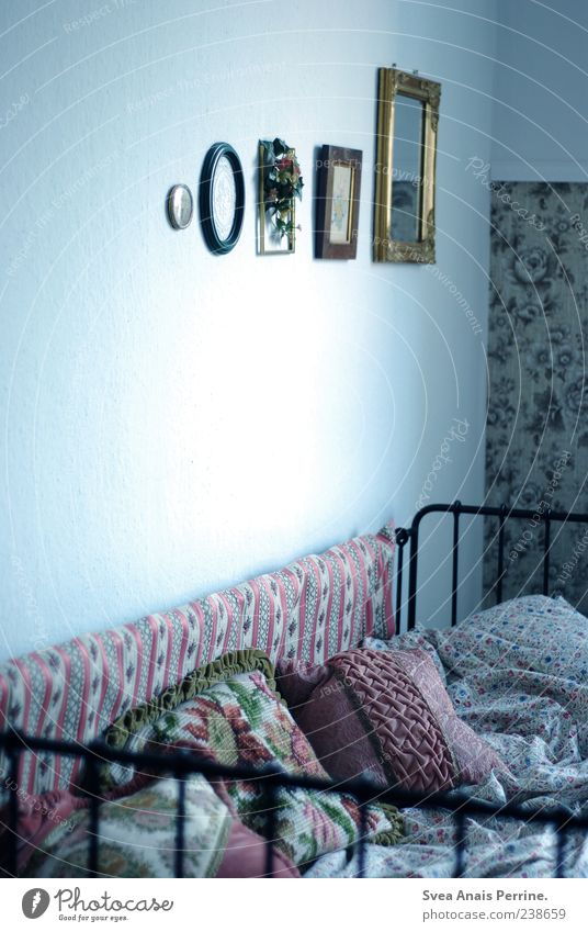 der ort wo ich träume. Bett Bettgestell Kissen Spiegel Bilderrahmen Tapete Tapetenmuster Bettdecke außergewöhnlich einzigartig retro Häusliches Leben