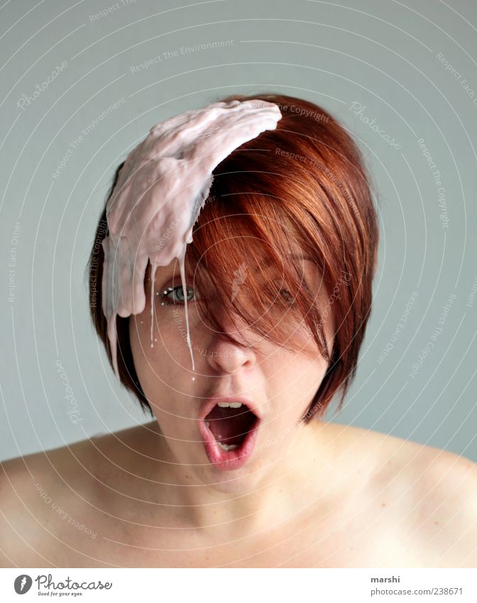 beschissener Tag Lebensmittel Joghurt Ernährung Mensch feminin Frau Erwachsene Haut Kopf Haare & Frisuren Gesicht 1 Ekel rothaarig erstaunt Erdbeerjoghurt