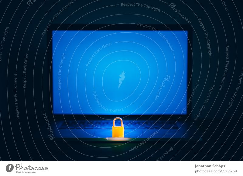 Schloss auf Laptop als Symbol für Datenschutz & DSGVO Bildschirm blau schwarz Sicherheit geheimnisvoll dsgvo datenschutzgrundverordnung big data Textfreiraum