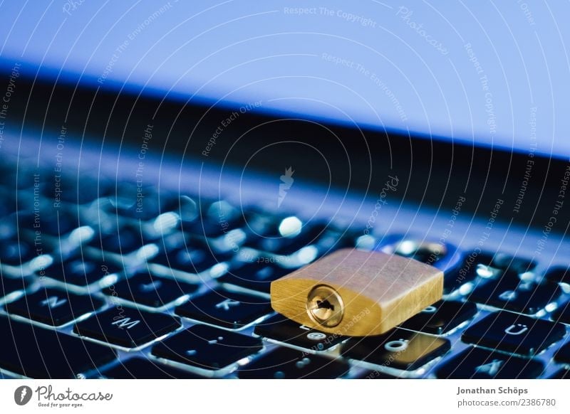 Datenschutz und Verschlüsselung Notebook Tastatur Schloss blau gold silber Sicherheit 2018 dsgvo big data verschlüsselt Europa https Gesetze und Verordnungen