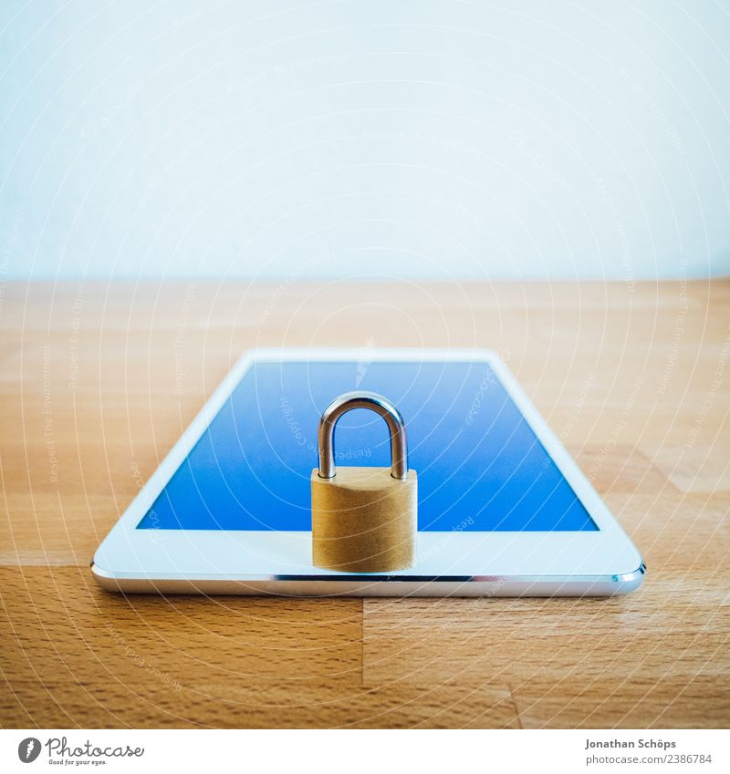 Schloss auf Tablet als Symbol für Datenschutz & DSGVO gold silber Sicherheit dsgvo datenschutzgrundverordnung big data Textfreiraum verschlüsselt Europa https