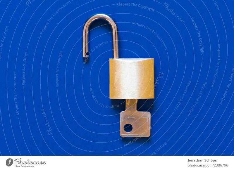 Schloss als Symbol für Datenschutz & DSGVO Telekommunikation Business Informationstechnologie blau gold Sicherheit dsgvo datenschutzgrundverordnung big data