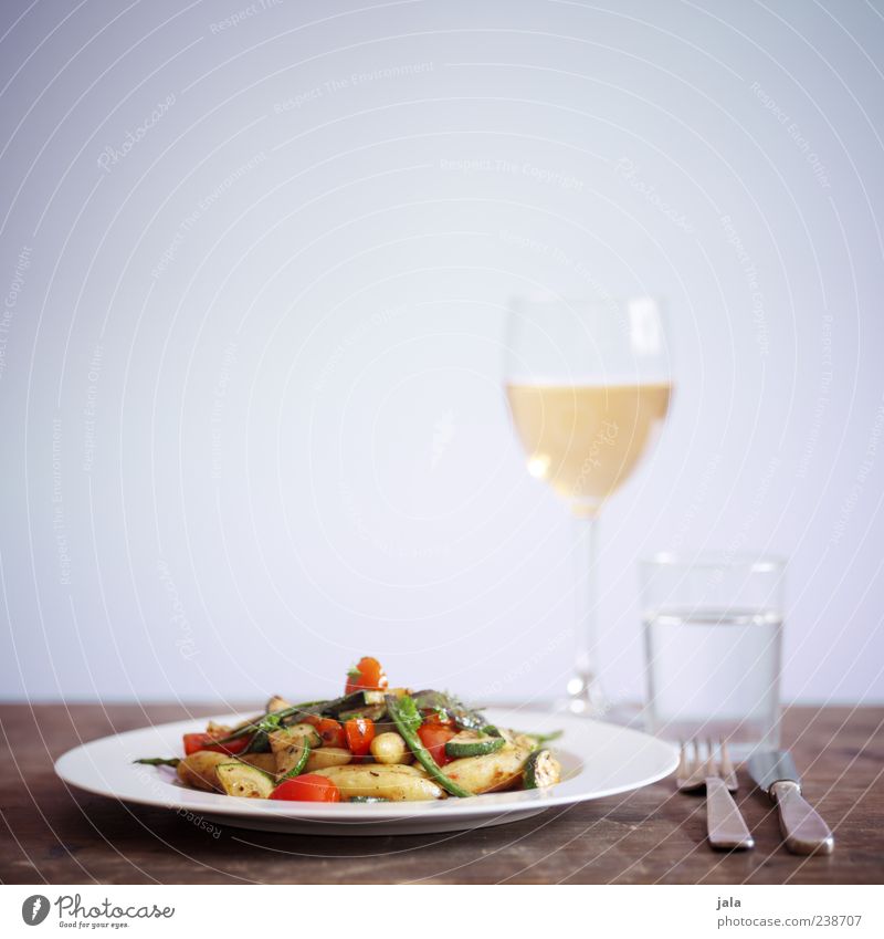 fine foods Lebensmittel Gemüse Teigwaren Backwaren Ernährung Mittagessen Bioprodukte Vegetarische Ernährung Getränk Trinkwasser Wein Geschirr Teller Glas