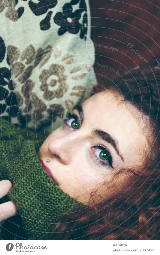 Junge Frau mit schönen grünen Augen Lifestyle Haare & Frisuren Haut Gesicht Schminke Sofa Mensch feminin Jugendliche 1 18-30 Jahre Erwachsene Pullover Piercing