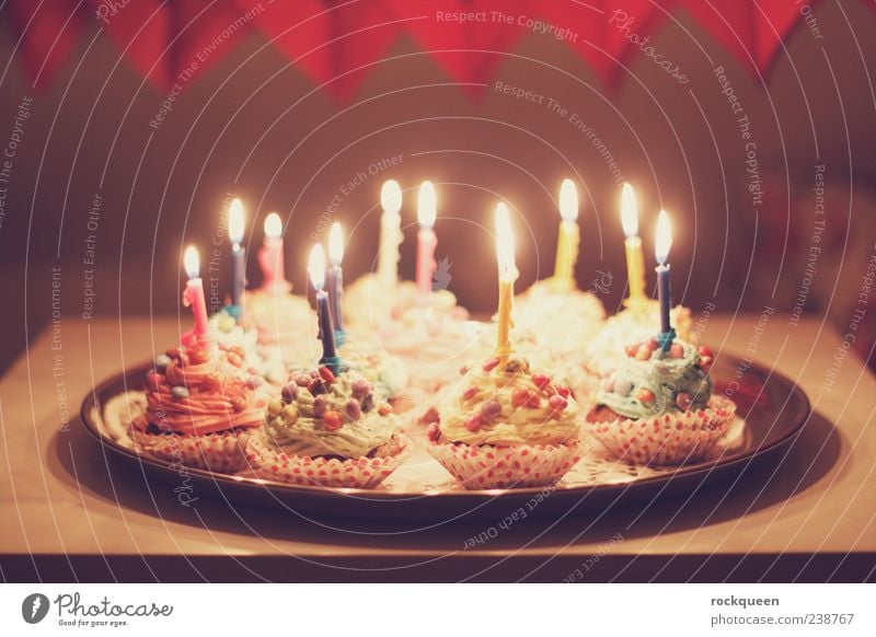 Zum Geburtstag... Dekoration & Verzierung Kerze leuchten Kitsch blau mehrfarbig gelb grün violett rosa rot Warmherzigkeit Geburtstagstorte Muffin Farbfoto