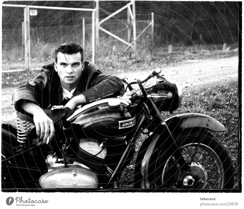junge helden Körperhaltung Kleinmotorrad Motorrad Sechziger Jahre Mann Held Schwarzweißfoto