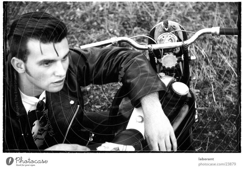 noch mehr junge helden Kleinmotorrad Körperhaltung Motorrad Fünfziger Jahre Lederjacke Mann Held Schwarzweißfoto