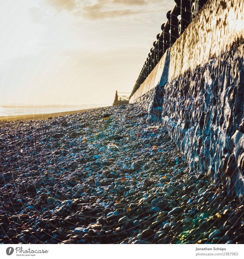 Steinstrand, Brighton Beach, Brighton, England Umwelt Himmel Sonne Wetter Schönes Wetter Küste Strand ästhetisch Mauer Uferpromenade Geländer Kieselstrand