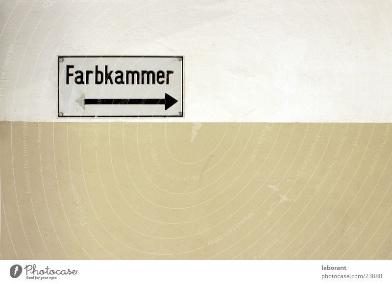 farbkammer Wand Fototechnik Schilder & Markierungen schmuddelfarben Pfeil Industriefotografie Architektur