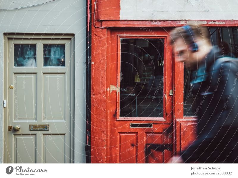 Mann läuft vor roter Holzfassade entlang, Laden, Brighton, England Außenaufnahme Farbfoto Stadt ästhetisch Haus Englisch Fassade Architektur Gebäude Fenster